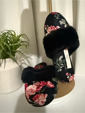 Victoria's Secret Black Floral Velvet Fur-Trim Slippers
Size  M (7-8)